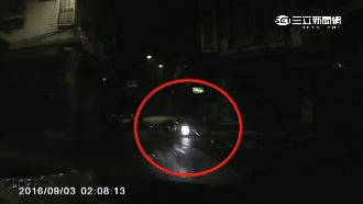 疑車速快煞不住　騎士「犁田」撞轎車