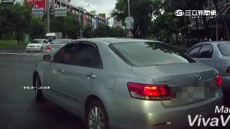 不滿下橋左轉按喇叭　婦控遭惡意逼車