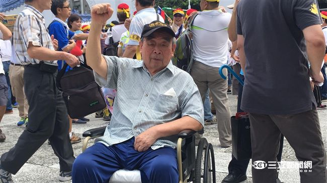 坐輪椅參加遊行　九旬翁：要爭取尊嚴