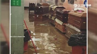 公墓遷葬土石鬆　大雨泥流衝進殯儀館