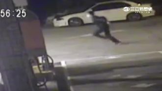 快跑哥夜襲加油站　15秒偷走1萬塊