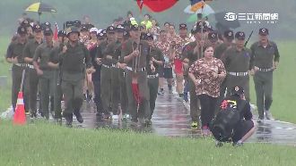慶九三！退役軍官全武裝跑馬拉松