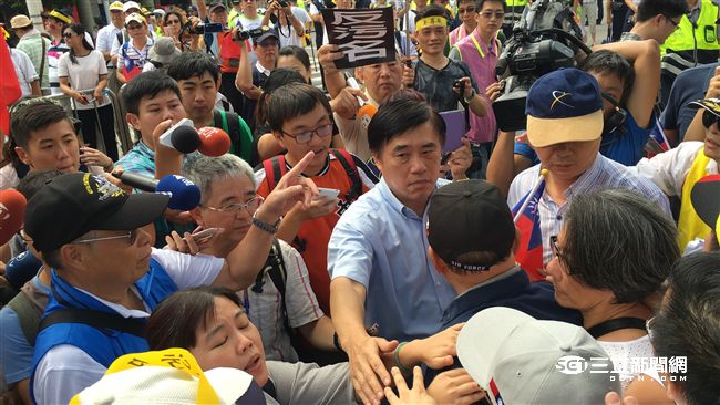 爸爸有危險！郝龍斌護父動怒斥記者