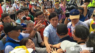 爸爸有危險！郝龍斌護父動怒斥記者