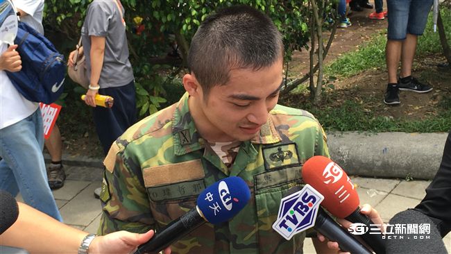 熱血帥哥穿軍裝遊行　遭要求當場脫掉