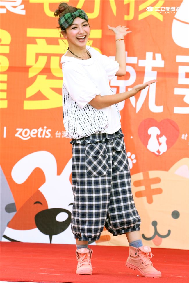 毛孩女神邵庭擔任寵物關懷大使，愛牠就要負起全責，童始還推出新書「長腿女孩與短腿毛孩」。（記者邱榮吉/攝影）