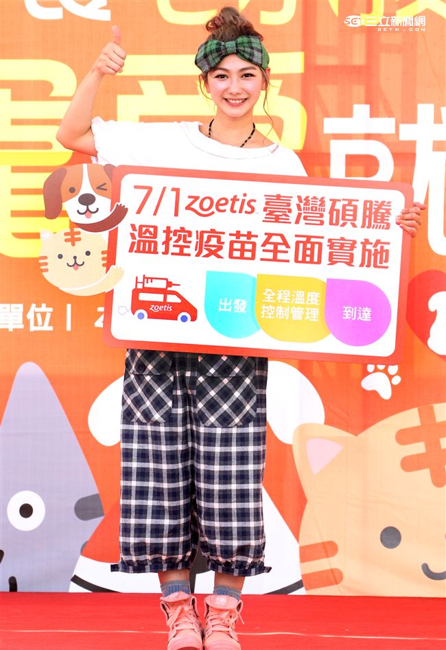 毛孩女神邵庭擔任寵物關懷大使，愛牠就要負起全責，童始還推出新書「長腿女孩與短腿毛孩」。（記者邱榮吉/攝影）