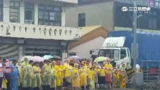 警鈴狂響一小時　平交道故障居民硬闖