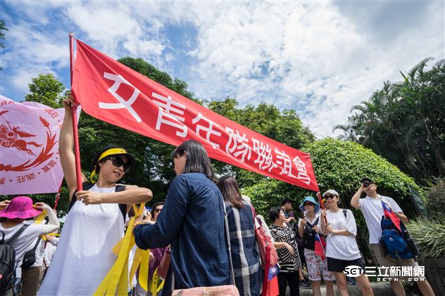 九三軍公教大遊行，抗議隊伍一路往凱道方向行進。（圖／記者林敬旻攝）