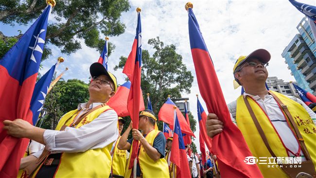九三軍公教大遊行，抗議隊伍一路往凱道方向行進。（圖／記者林敬旻攝）