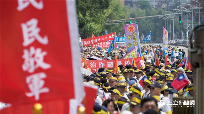 九三軍公教大遊行，抗議隊伍一路往凱道方向行進。（圖／記者林敬旻攝）