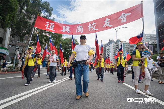 九三軍公教大遊行，抗議隊伍一路往凱道方向行進。（圖／記者林敬旻攝）
