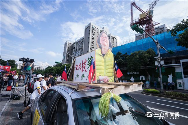 九三軍公教大遊行，總統蔡英文也被惡搞。（圖／記者林敬旻攝）