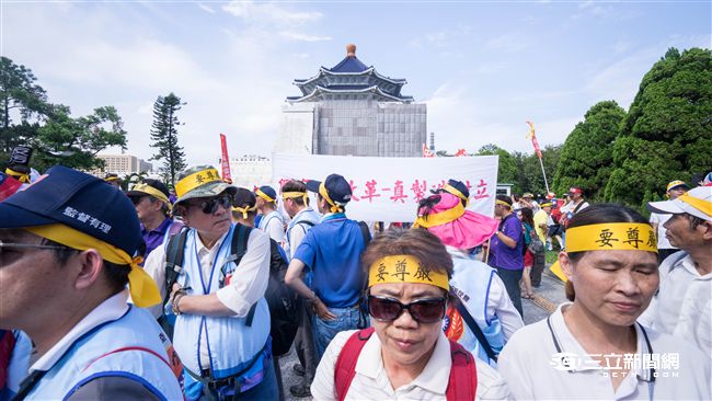 九三軍公教大遊行，抗議隊伍一路往凱道方向行進。（圖／記者林敬旻攝）