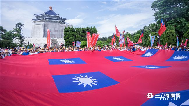 九三軍公教大遊行，參與民眾在隊伍中拿出青天白日滿地紅國旗。（圖／記者林敬旻攝）