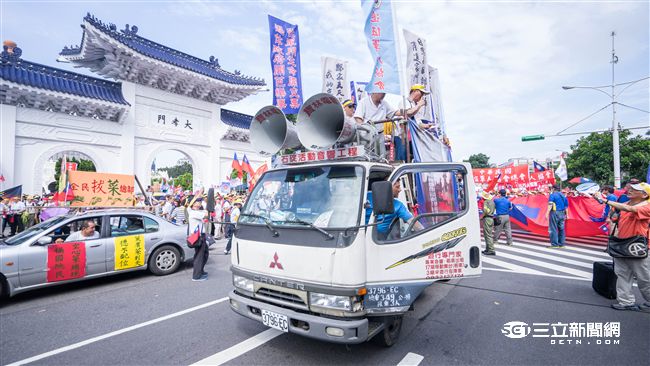 九三軍公教大遊行,抗議隊伍一路往凱道方向行進。（圖／記者林敬旻攝）