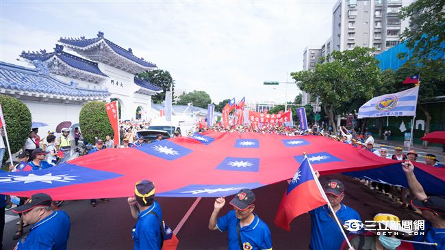 九三軍公教大遊行，參與民眾在隊伍中拿出青天白日滿地紅國旗。（圖／記者林敬旻攝）