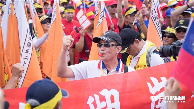 九三軍公教大遊行，參與民眾高聲向總統府怒吼。（圖／記者林敬旻攝）