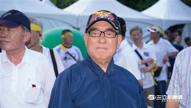 九三軍公教大遊行，前閣揆郝柏村低調現身會場。（圖／記者林敬旻攝）