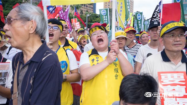 九三軍公教大遊行，參與民眾高聲向總統府怒吼。（圖／記者林敬旻攝）