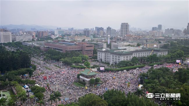 九三軍公教大遊行，警方估計共有14萬人。（圖／記者林敬旻攝）