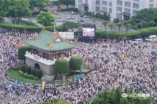 九三軍公教大遊行，警方估計共有14萬人。（圖／記者林敬旻攝）