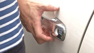 男半夜拉30輛車門　「碰運氣」行竊