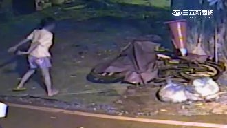 路邊警示燈太亮！鄰趁夜砸燈推倒機車