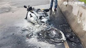 機車自燃成廢鐵。消防局提供