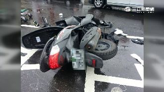 男大生騎車自摔！慘鑽小黃車底險遭輾