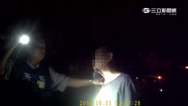 不滿護理師巡房叫醒　中年男掏槍嗆聲