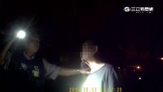 不滿護理師巡房叫醒　中年男掏槍嗆聲