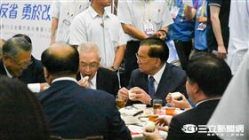 國民黨全代會 吃飯 16:9 記者林敬旻攝 連伯伯剝饅頭啵啵啵～