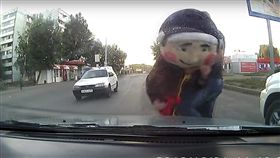 ▲吉祥物踹車遭海K。（圖／翻攝自Японский домик）
https://www.youtube.com/watch?v=3MEp8Sy0CpI