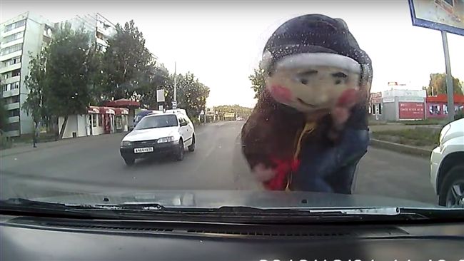 過馬路險遭撞還踹車　俄吉祥物遭爆打
