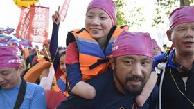 日月潭國際萬人泳渡，手腳遭截肢的郭韋齊也加入挑戰日月潭的行列，花了3個半小時完成3公里長的路線。（圖／中央社）