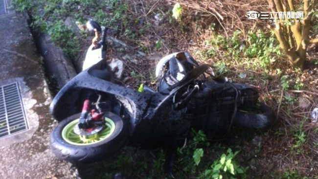 三峽車禍！騎士卡車底命危送醫