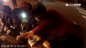 騎士車禍卡車底　熱心民眾合力抬車