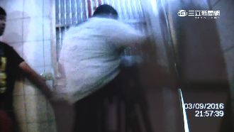 影／哪裡跑！警大力金鋼腿踹鐵門抓賭