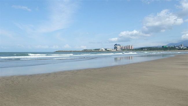 擎天崗2.0!沙崙海灘驚見「情侶大戰」