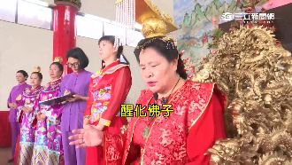 宛如歌仔戲！宮廟師父問事堅持扮古裝