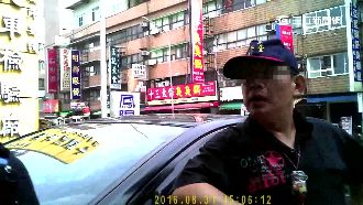 莽男鬧驗車場控超收　怒嗆「撞死你」