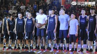 與球迷同樂　威少爆扣HIGH翻全場