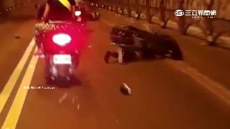 隧道違規釀車禍　害騎士險遭保時捷輾