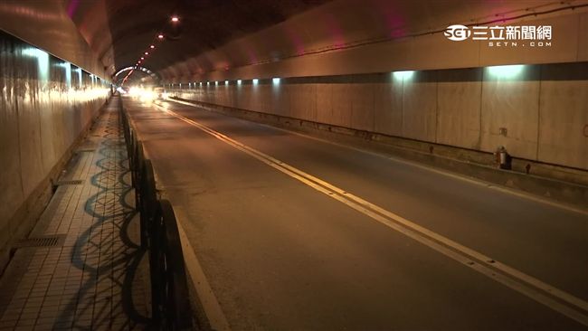3超跑尬車　蘭潭隧道內跨越雙白線！