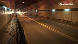 3超跑尬車　蘭潭隧道內跨越雙白線！