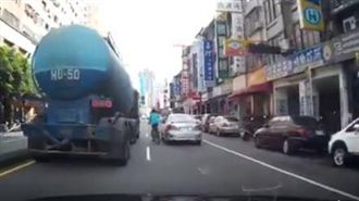 自行車騎到路中央　遭油罐車擦撞倒地