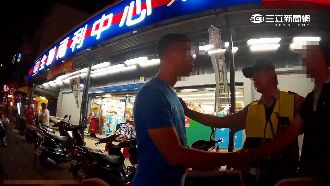 路邊停車險撞人　騎士怒拍窗爆爭執