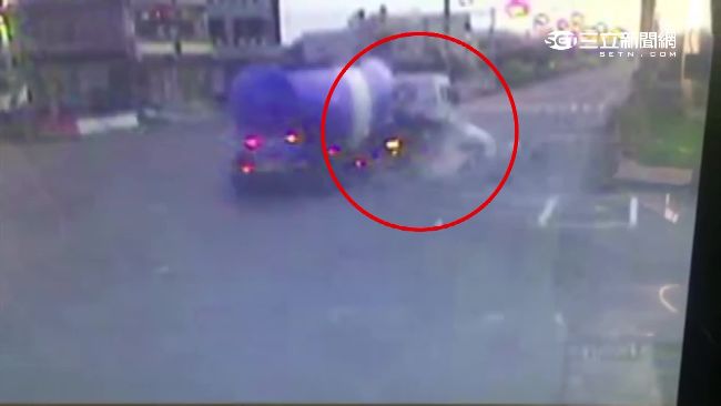 大貨車疑闖燈撞車　命危傷者竟是熟人