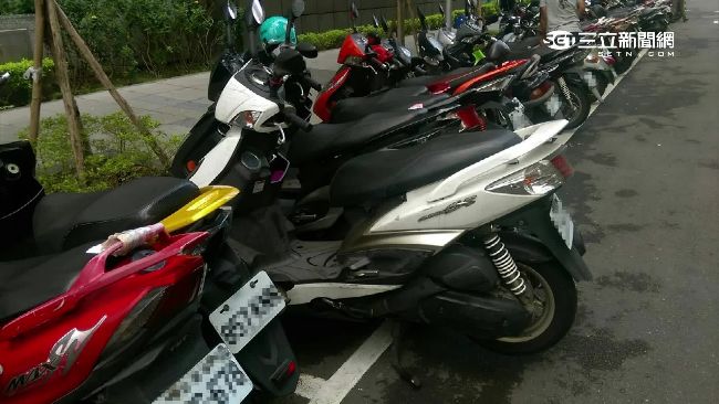 機車坐墊卡住　鎖匠壓一下收300元